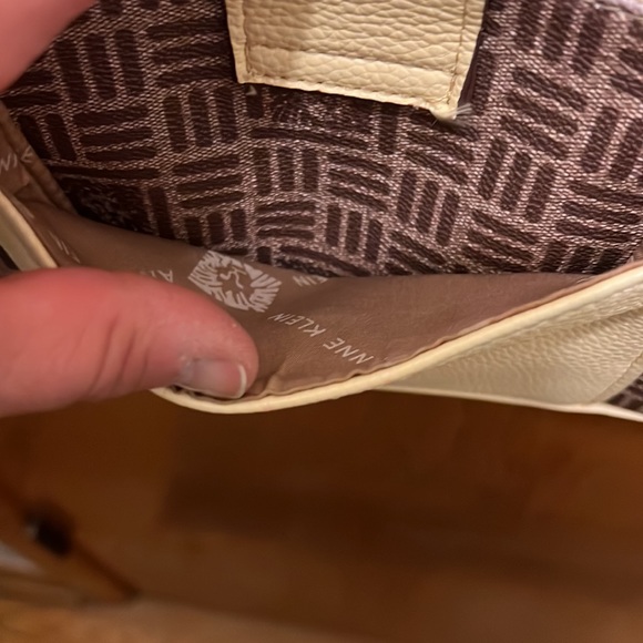 Anne Klein Cross Body purse with adjustable straps. Great condition - Picture 5 of 10